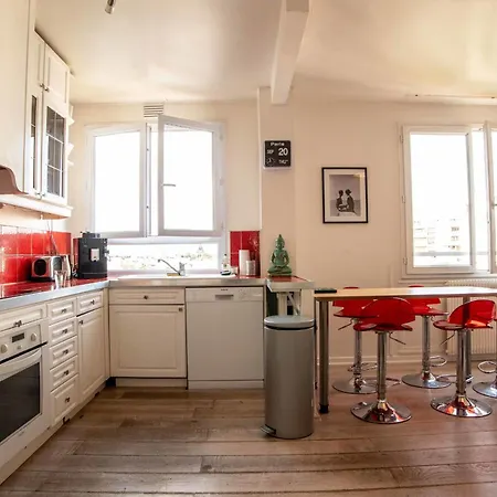 Spacious Near Pere Lachaise Apartment